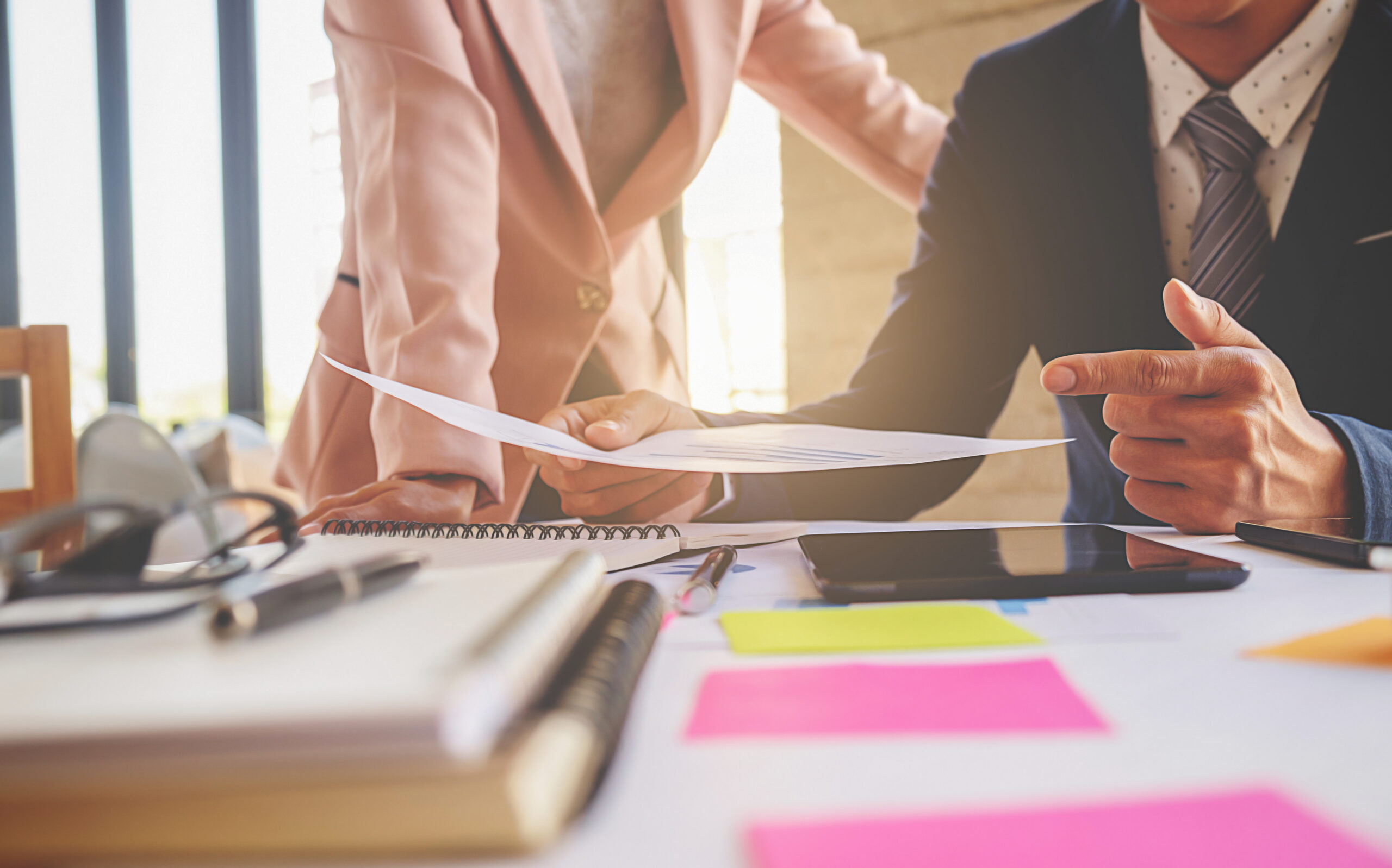 portatil-manos-trabajo-trabajo-trabajo-equipo-persona Business concept. Business people discussing the charts and graphs showing the results of their successful teamwork. Selective focus.Accounting